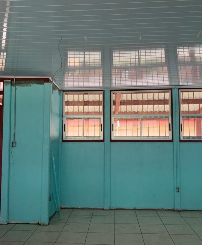 Mocheta, puerta, aulas de música y oficina en mismo pabellón