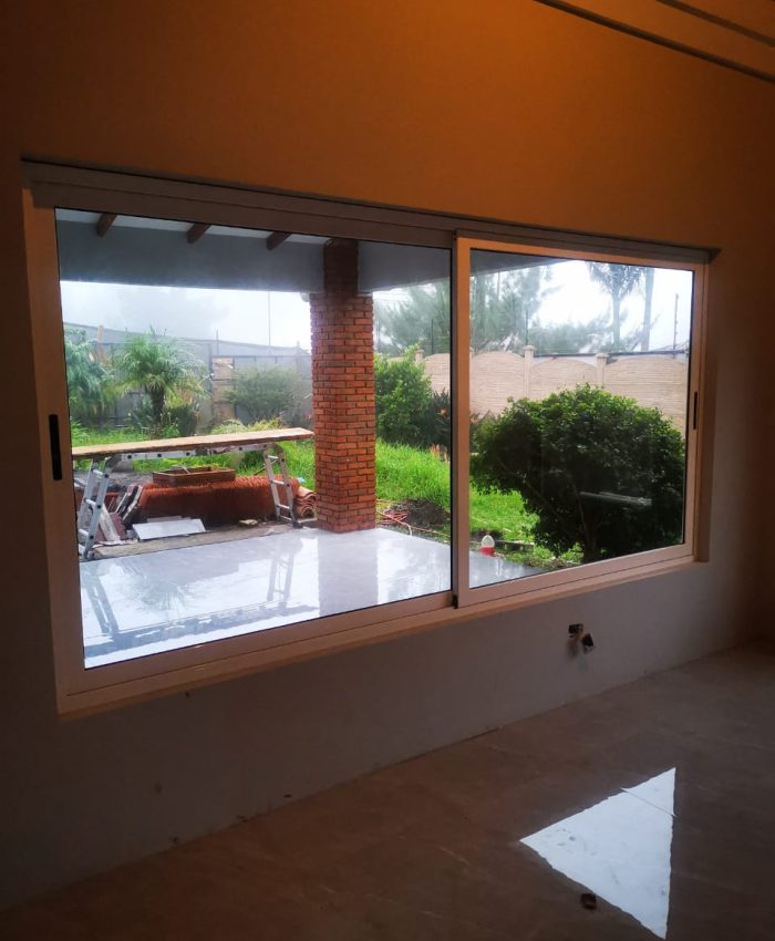 Vidrios Perfil Europa para remodelación de casa en Heredia